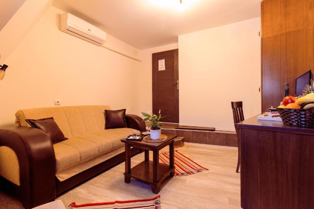Downtown Rooms Ni Kültér fotó
